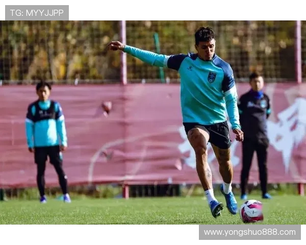 重庆篮球队在邀请赛中以81分高居积分榜首位展现强劲实力